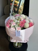 Букет из кустовых роз, кустовых диантусов, маттиолы и хризантемы