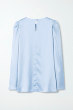 Удлиненная блуза со сборкой на рукаве