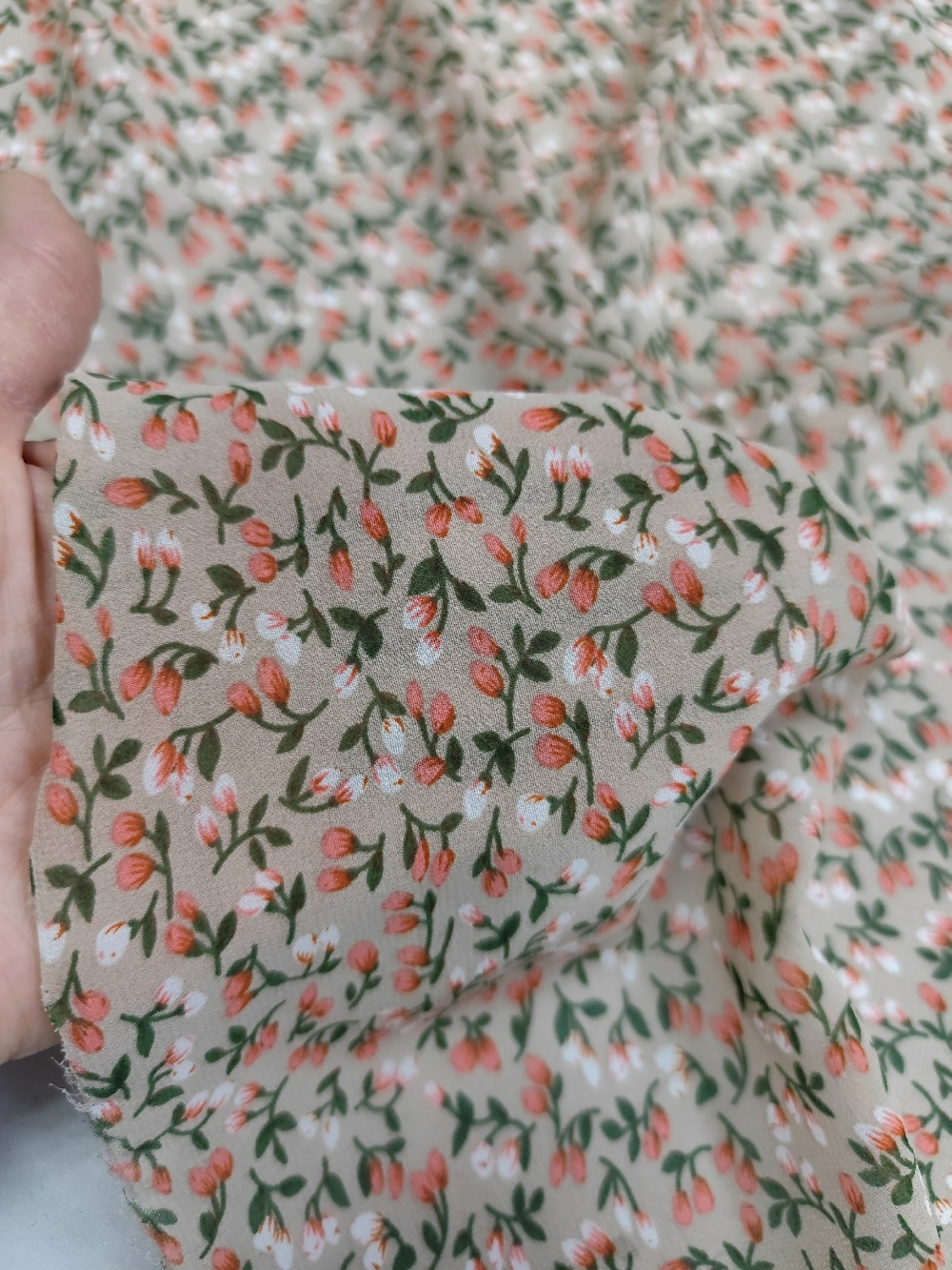 Шифон/ Барбарис на бежевом