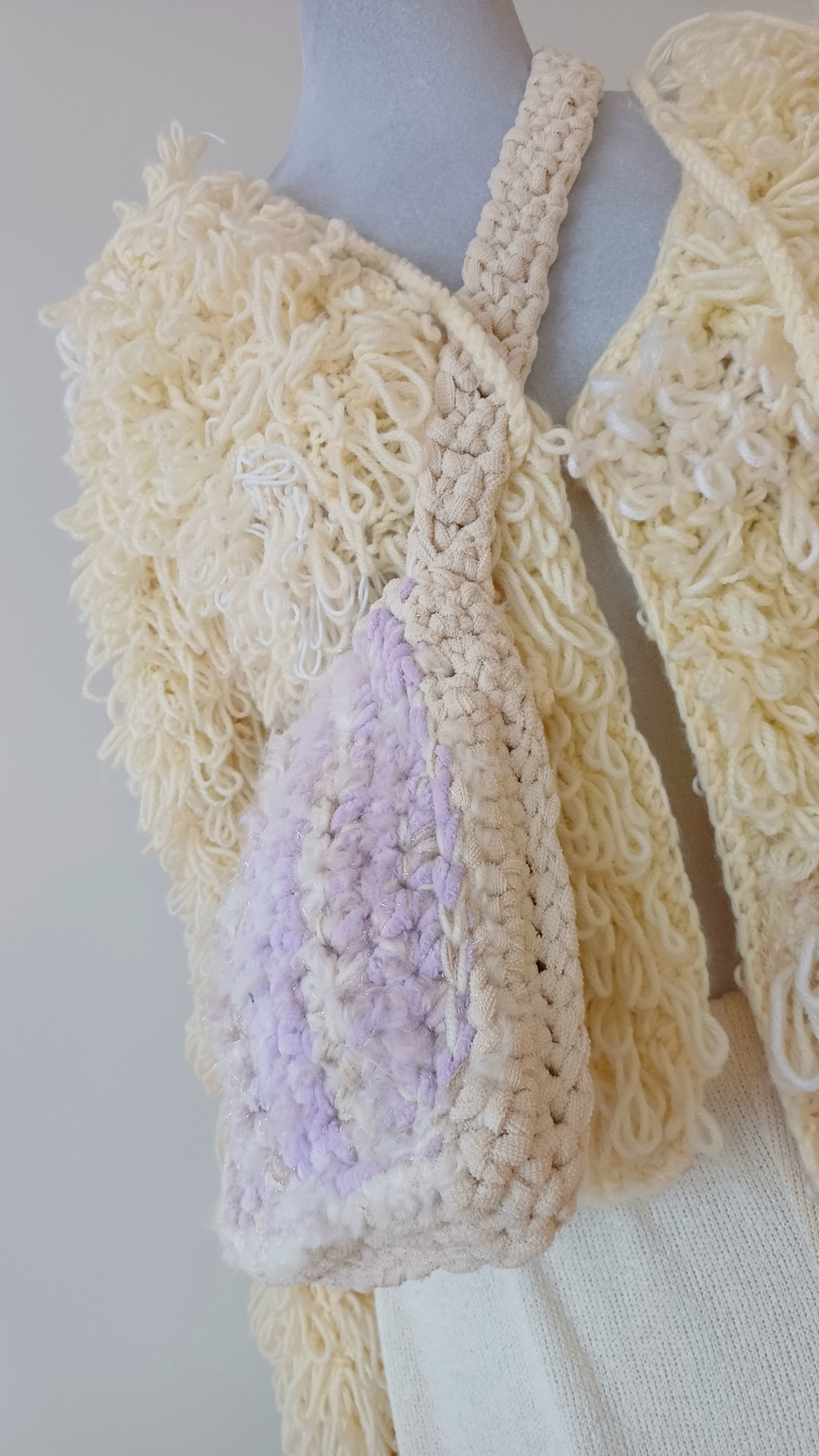 Сумка кроссбоди через плечо вязаная