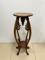Резной деревянный столик-подставка