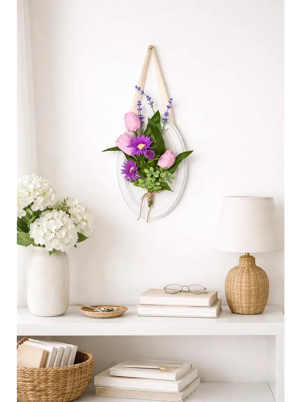 Декоративное панно с тюльпанами в овальной раме