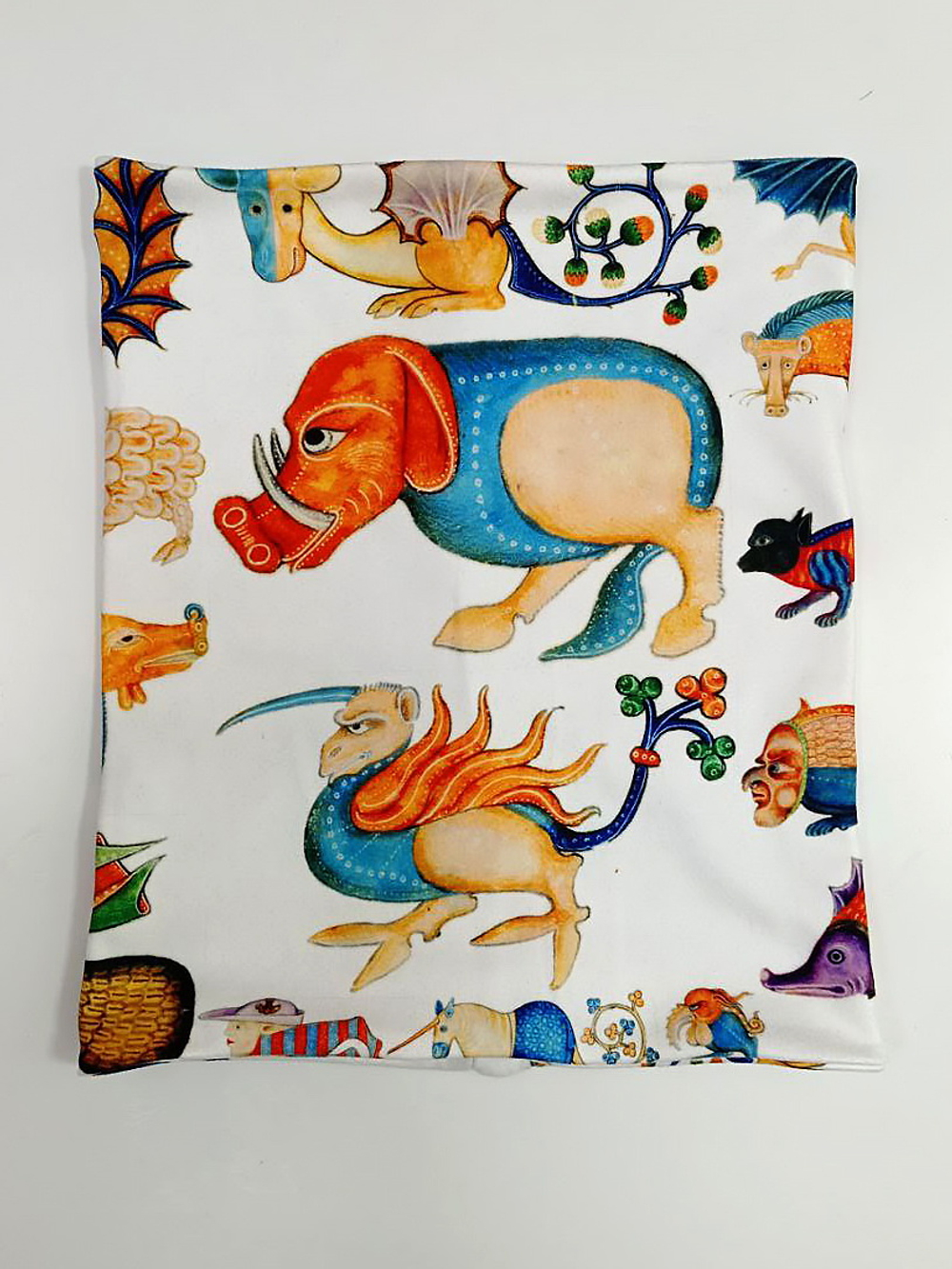 Двусторонний снуд «Фантасмагория» по мотивам иллюстраций Псалтыри Латтрелла