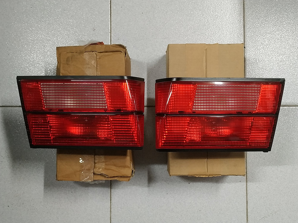 BMW E34 Задний фонарь в крышке багажника правый "Hella"