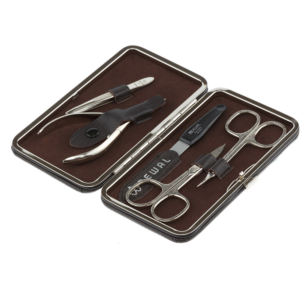 Фото маникюрный набор 5 предметов DEWAL 903BROWN Инструменты: ножницы для ногтей, ножницы для кутикулы, пилка металлическая 12,5 см, кусачки для кутикулы, пинцет скошенный. Футляр: натуральная кожа, цвет коричневый