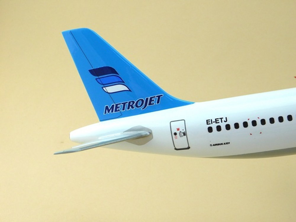 Модель самолета Airbus A321 (М1:100, Metrojet)