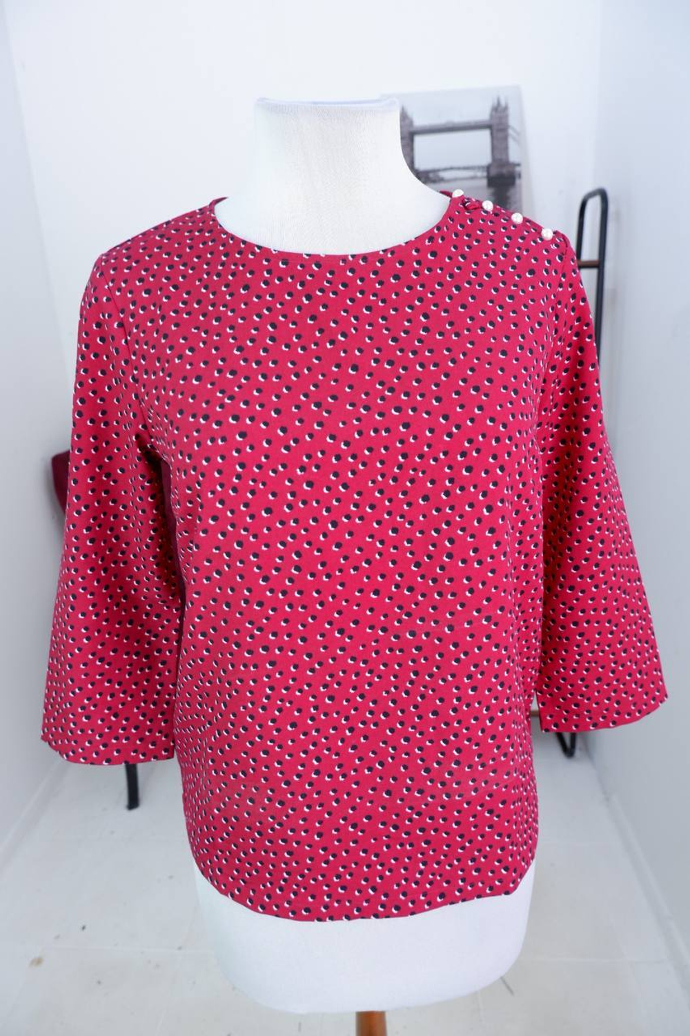 Блузка Ostin c жемчужинками, маркировка S, визуально на 44 размер