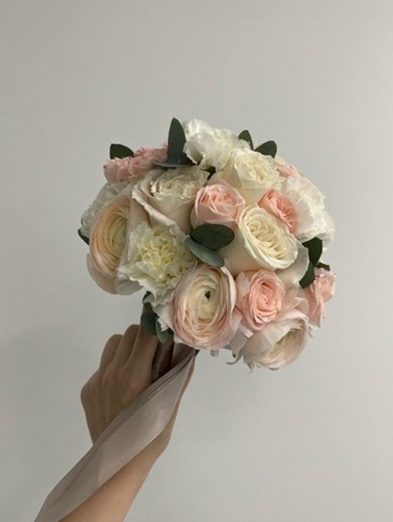 Свадебный букет из диантусов, ранункулюсов, эвкалипта, кустовых пионовидных и одноголовых роз