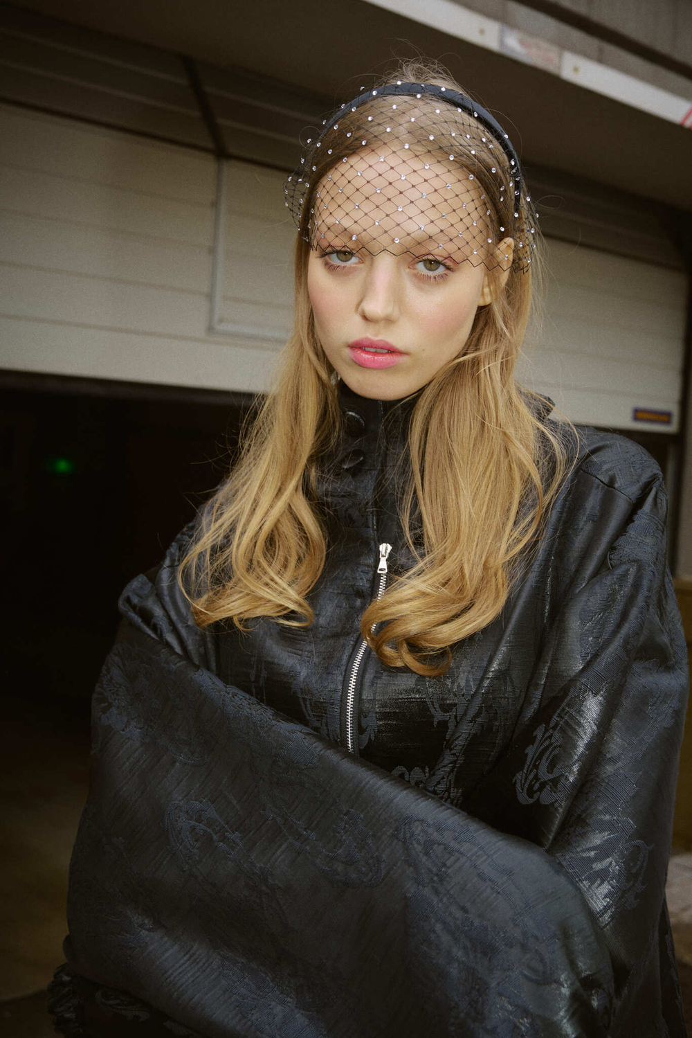 Укороченная вуаль с белыми камнями