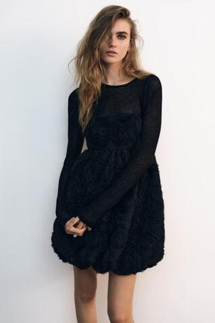 ZARA МИНИ-ПЛАТЬЕ С РЕЛЬЕФНЫМИ ЦВЕТАМИ, ЧЕРНЫЙ