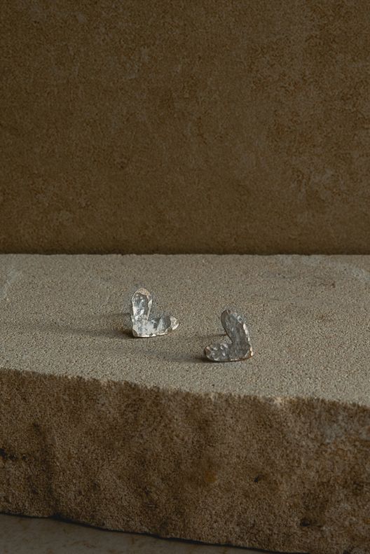 Серьги-сердечки с чеканкой / Audeo