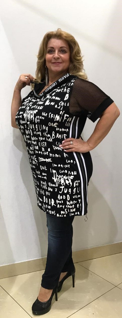 Туника с сеткой на рукавах и капюшоне. Белый принт в виде букв