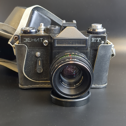 Фотоаппарат плёночный "Зенит - ЕТ" с объективом "Гелиос-44-2", в оригинальном кофре с коробкой. (БелОМО), СССР