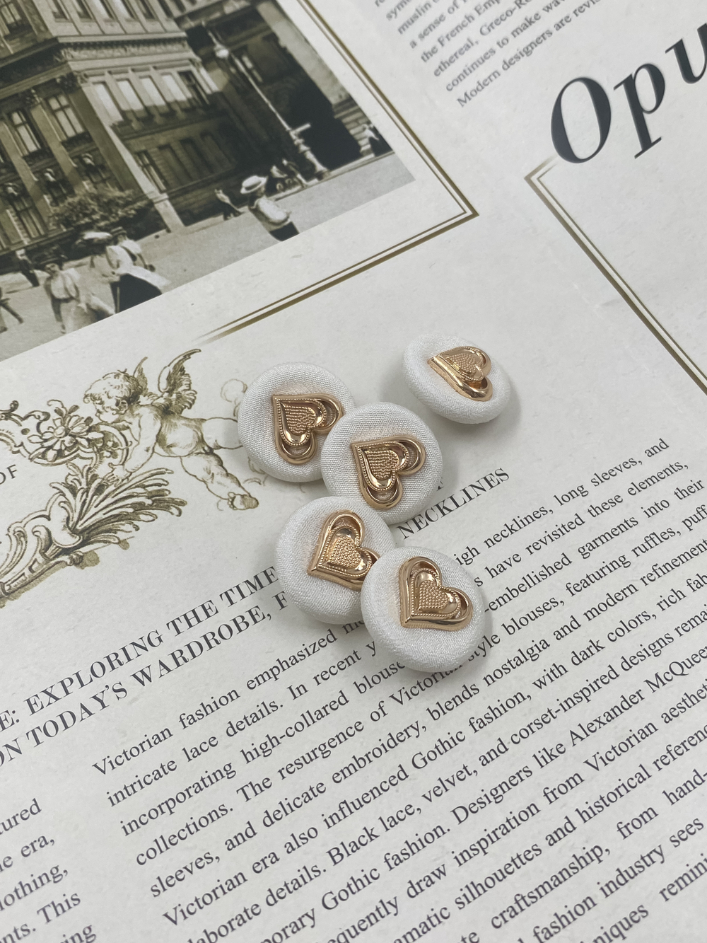 Пуговицы тканевые белые с золотым сердечком