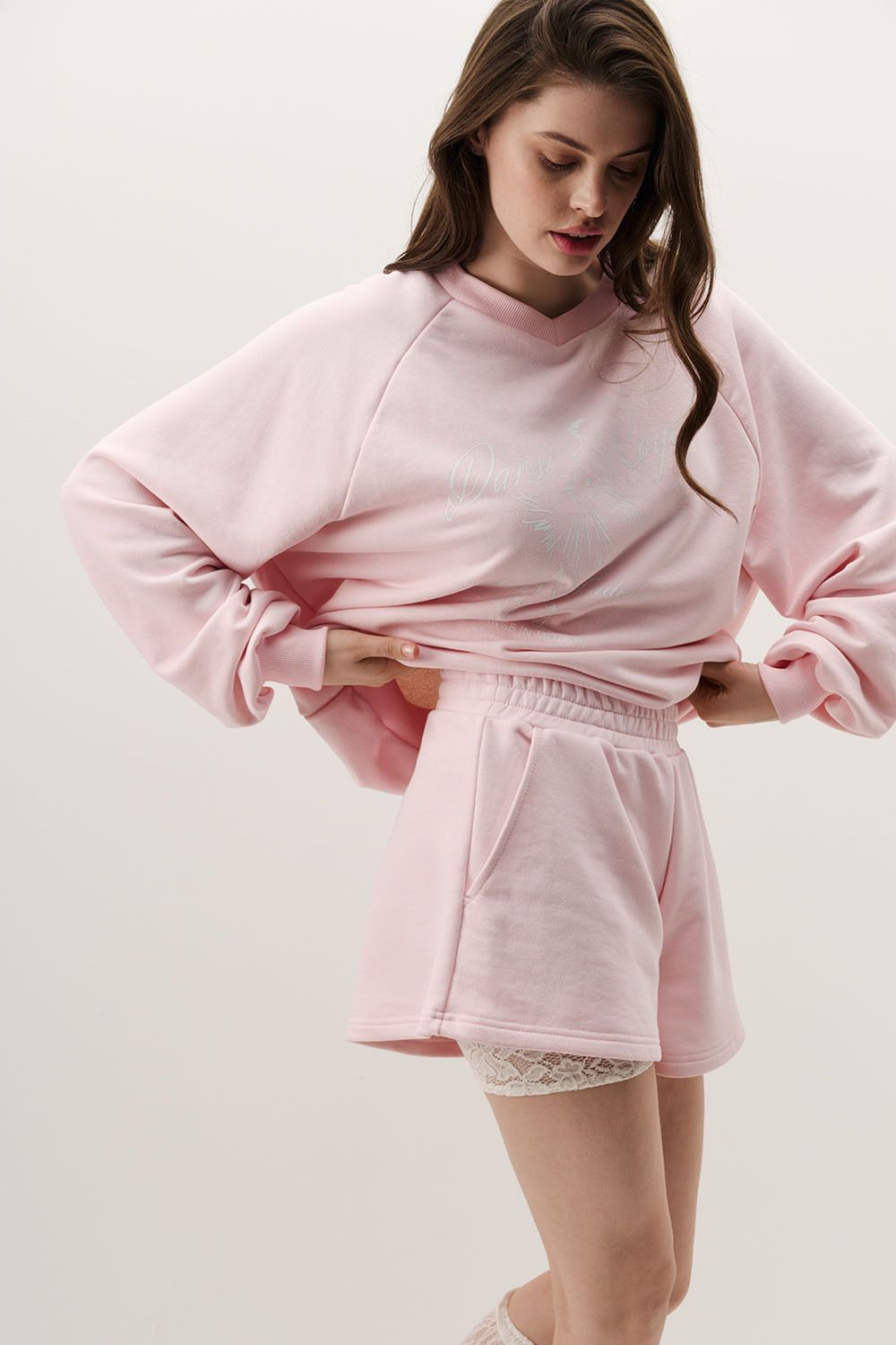 Шорты из футера укороченные сбоку нежно-розового цвета