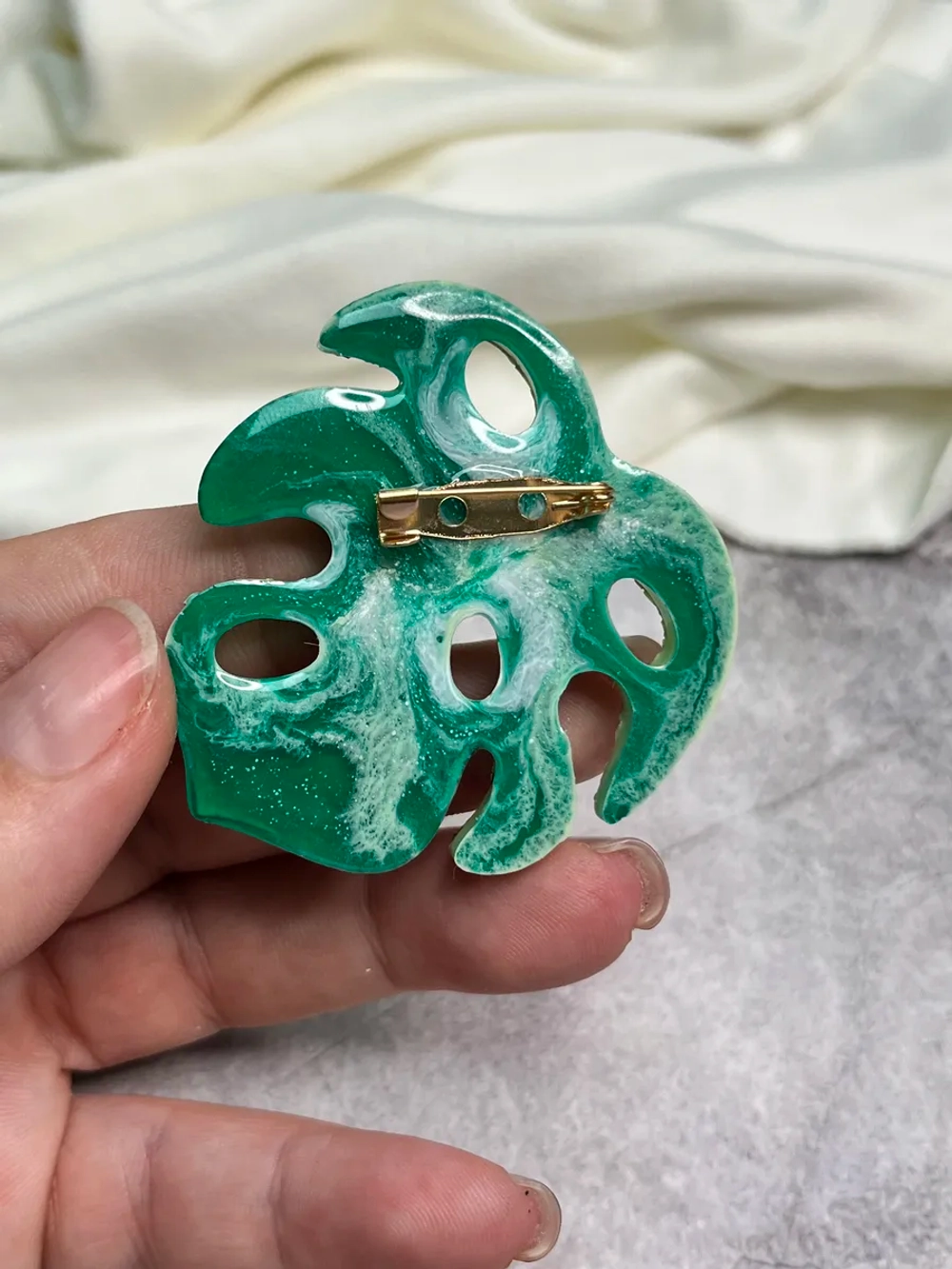 Брошь лист монстеры из смолы