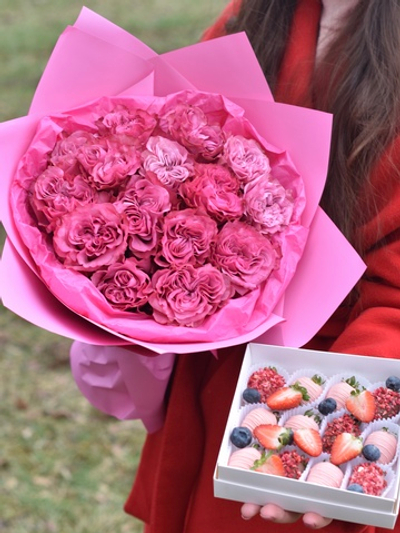 Букет из пионовидных роз «Purpur» 15 шт и клубника в шоколаде