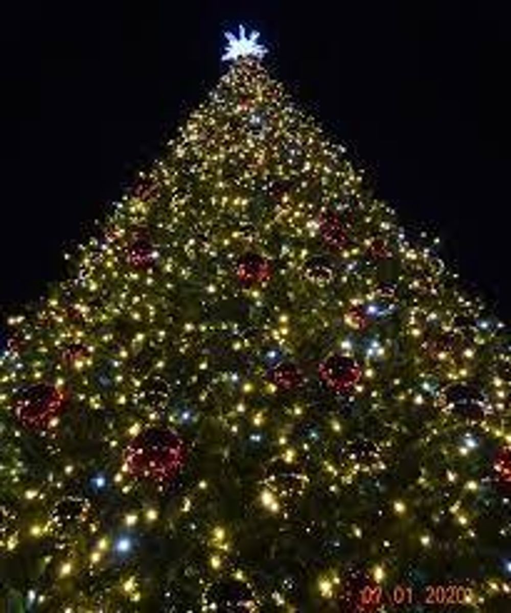 Светодинамическая елка каркасная - встроенная гирлянда: теплый свет - "Уральская" 16 м