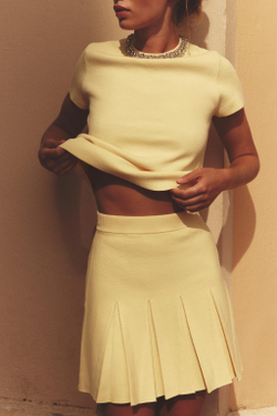 ZARA ТРИКОТАЖНАЯ МИНИ-ЮБКА В СКЛАДКУ, СВЕТЛО-ЖЕЛТЫЙ