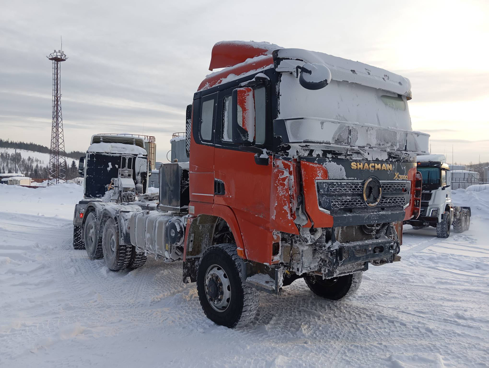 Shacman (Shaanxi) SX* 6x6 Седельный тягач SX42584DV385 (Дизельный, 11,6 л, 430 л.с., МТ)