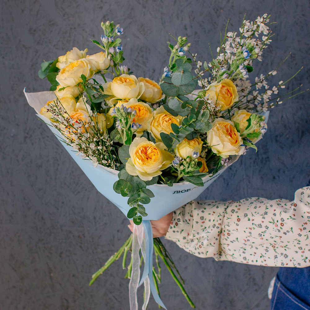 152. Солнечный букет с розами, оксипеталумом и ароматной генистой
