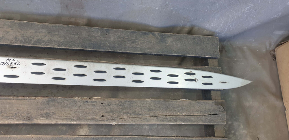 Накладка подножки Mercedes GL (X166)  Б/у Оригинал A1666980748