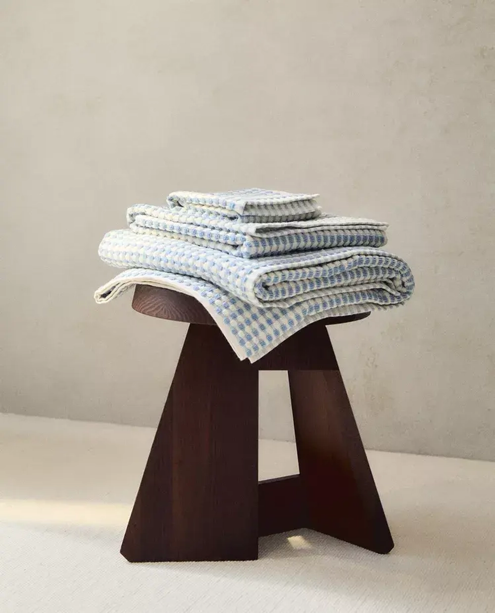 ZARA HOME БАННОЕ ПОЛОТЕНЦЕ ИЗ ХЛОПКА С РЕЛЬЕФНЫМ УЗОРОМ, СИНИЙ