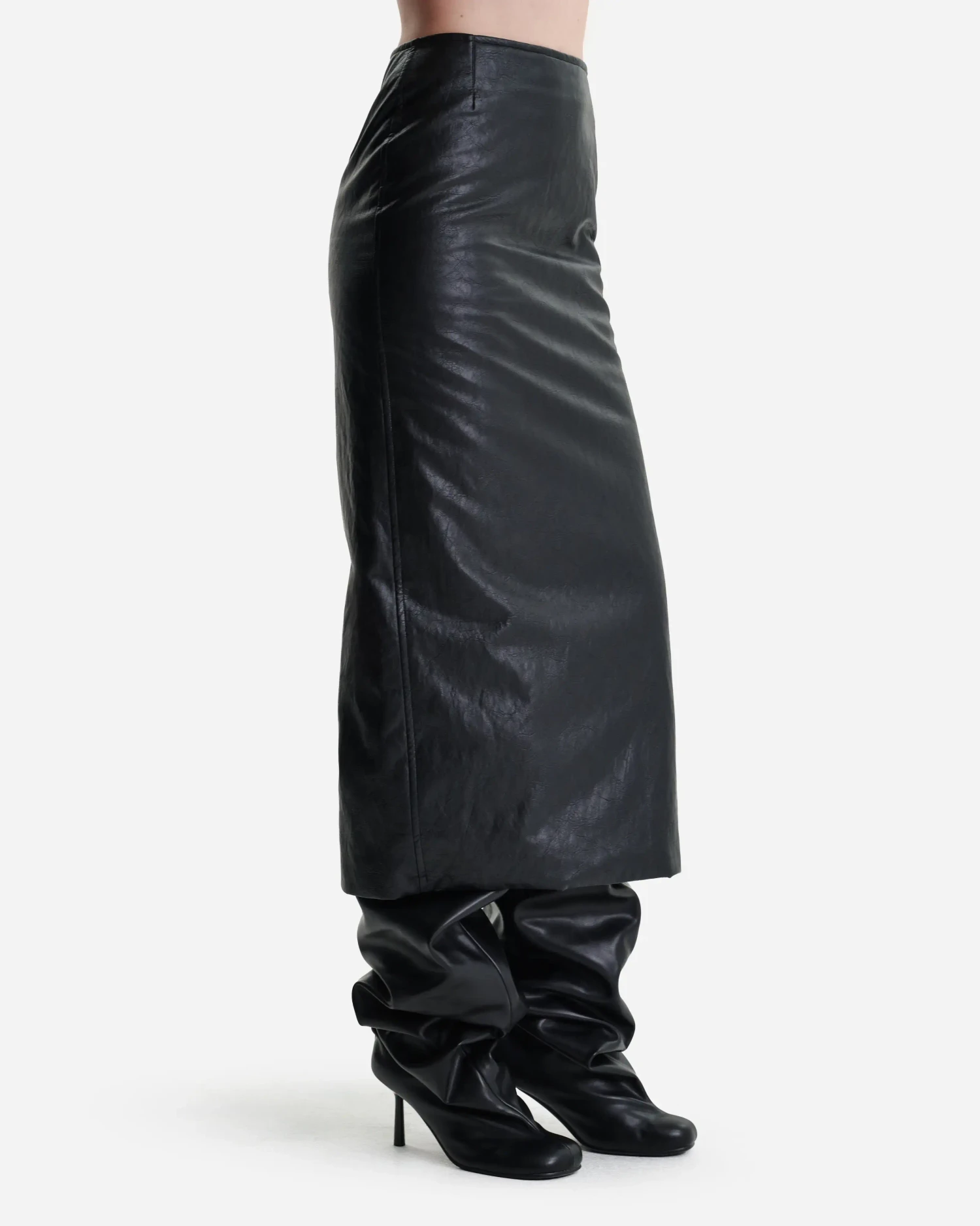 Утепленная юбка миди из экокожи
