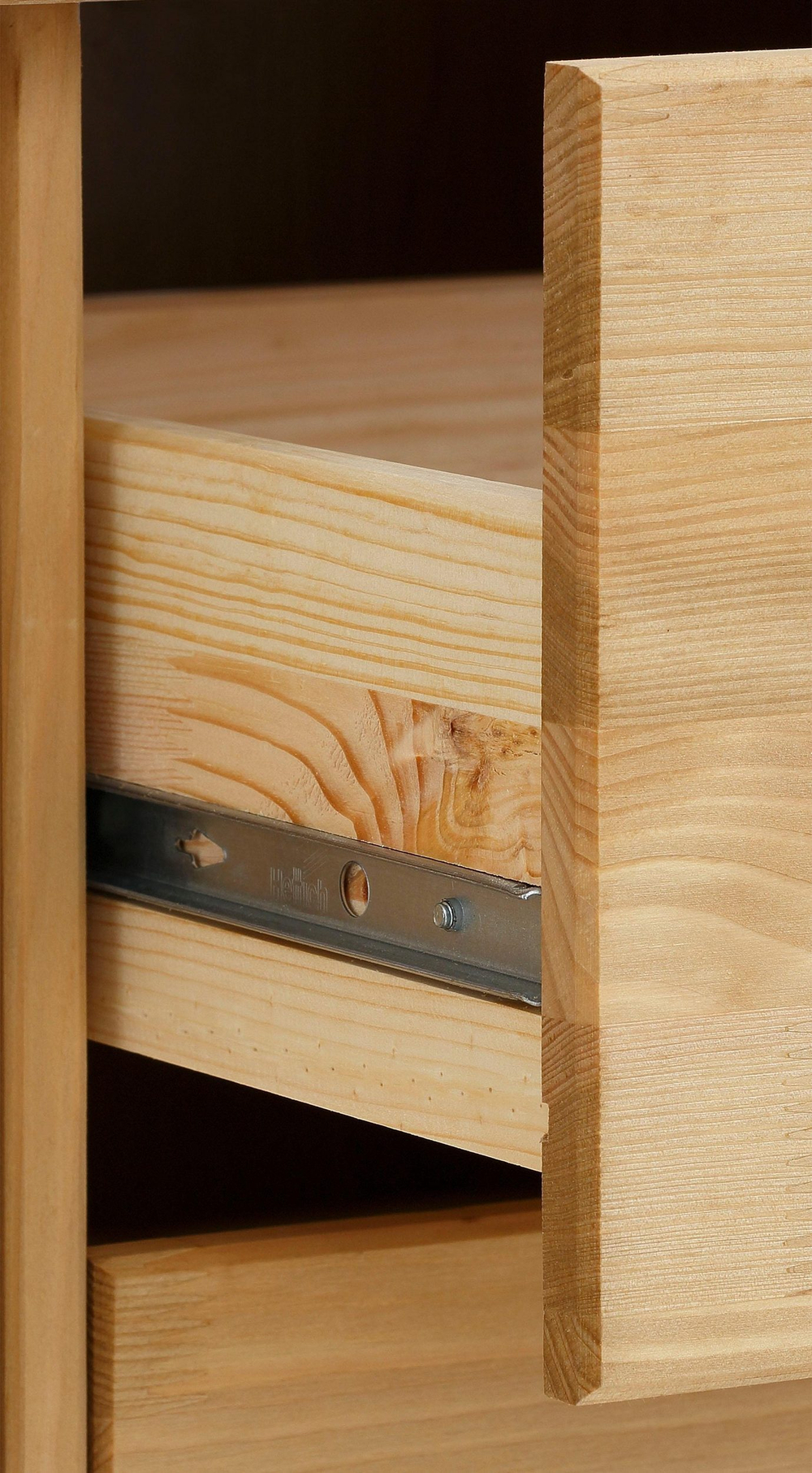 Комод из натурального дерева для одежды