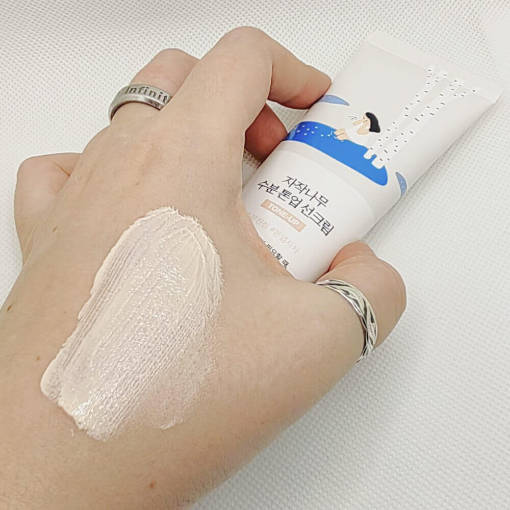 Round Lab Тонирующий солнцезащитный крем Birch Juice Moisturizing Tone-Up Sunscreen SPF50+ PA++++