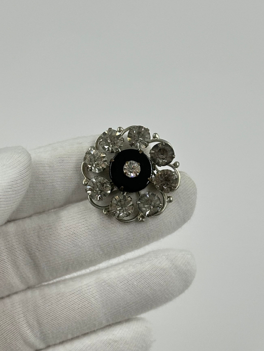 Миниатюрная брошь с кристаллами