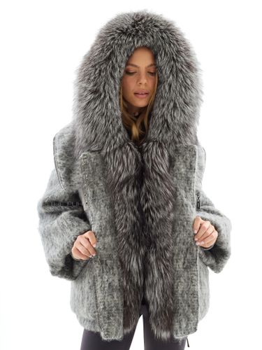 Серый пуховик из шерсти с капюшоном и мехом лисы