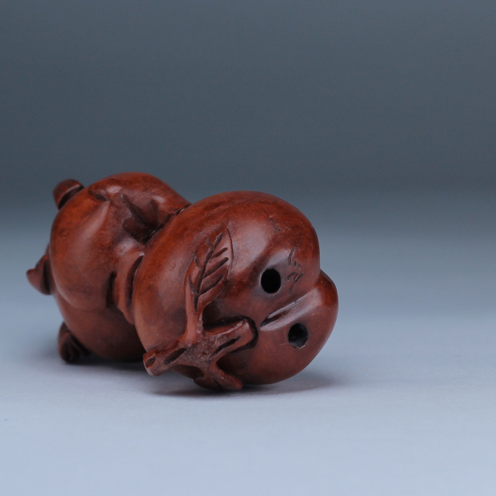 Нэцкэ Кролик с трубкой на шаре