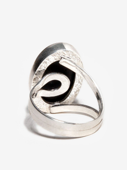 Крупное серебряное кольцо с натуральным зеленым янтарем 2,1 на 1,4 см, безразмерное