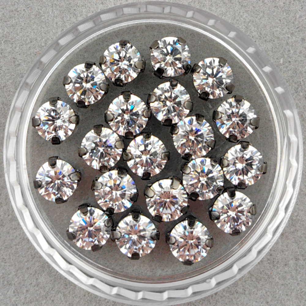 Фианиты шатоны в оправах, белый/темная сталь