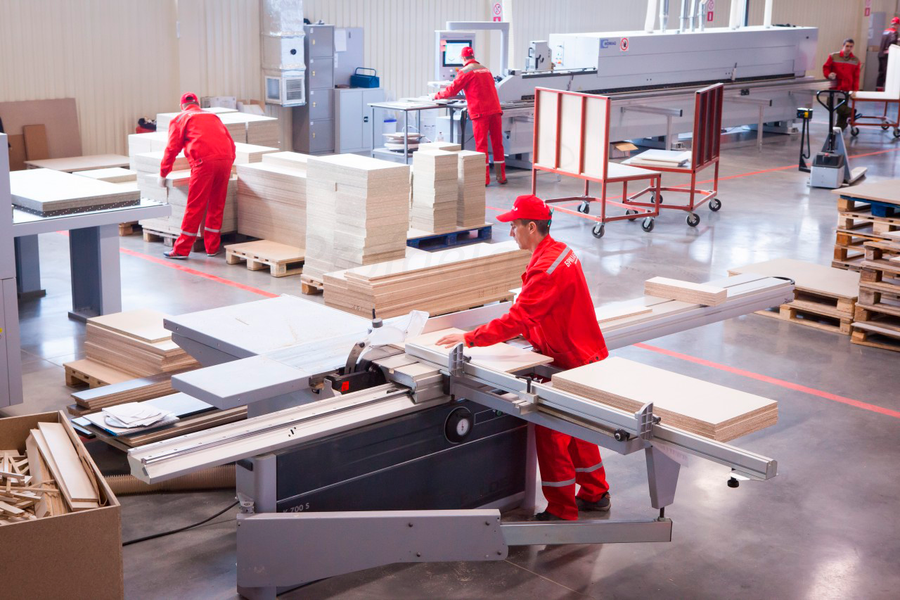 Собственное производство — офисная мебель для сотрудников и руководителя.