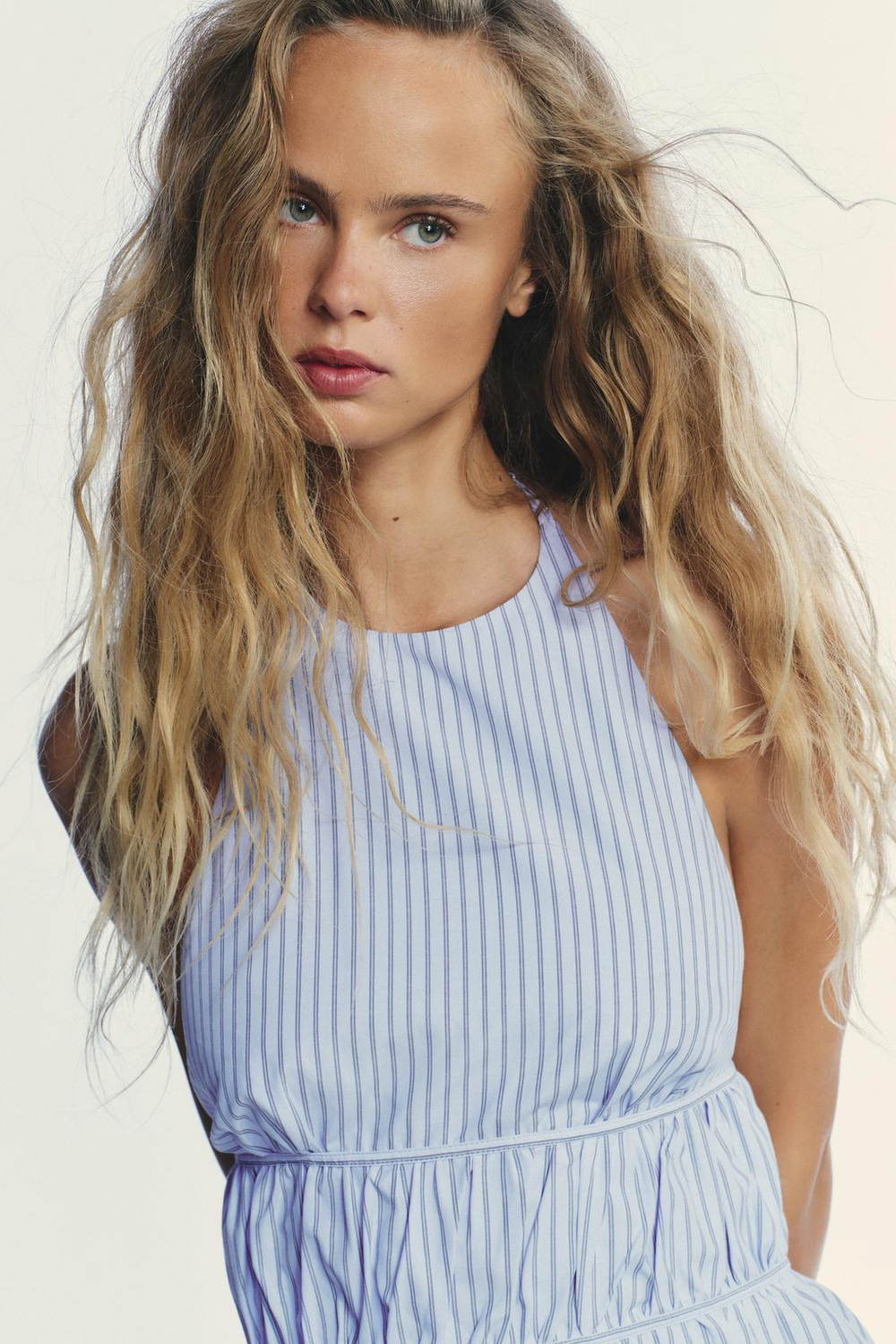 ZARA ПОПЛИНОВЫЙ ТОП В ПОЛОСКУ С ГОРЛОВИНОЙ ХАЛТЕР, СИНИЙ