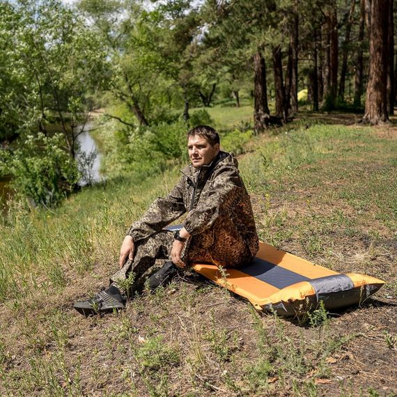 Коврик самонадувающийся с подушкой Helios HS-004P на природе.