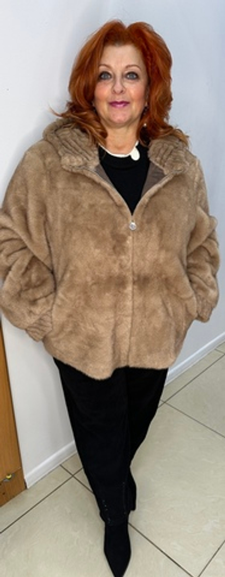 Красивая шубка-курточка с капюшоном