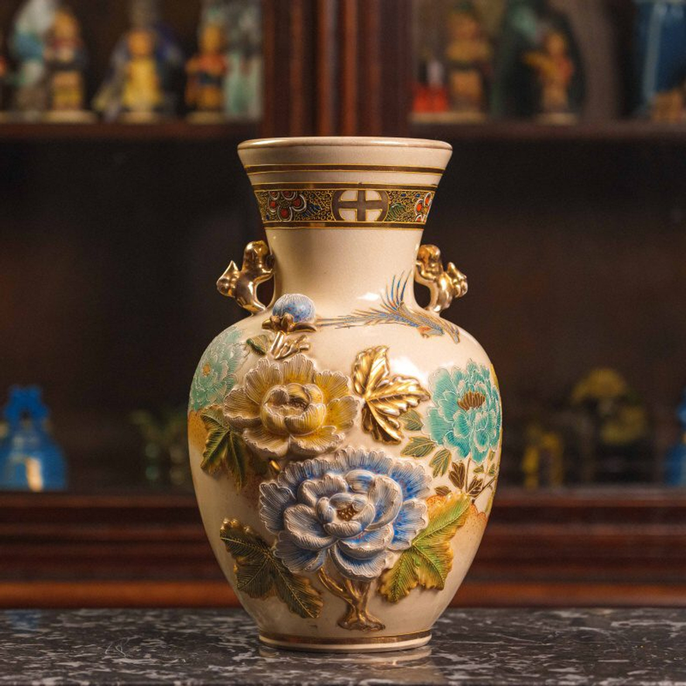 Ваза с рельефным цветочным декором и орнаментом