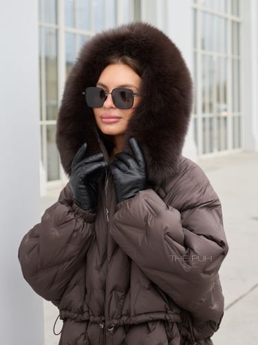 Тонкий шоколадный пуховик с кулиской и меховым капюшоном