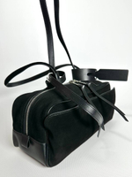 Женская замшевая сумка-багет черного цвета