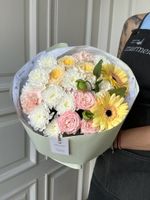 Букет сборный из хризантемы, герберы и кустовых пионовидных роз