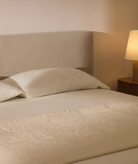 Изголовье Blok цвета экрю со съемным чехлом для кровати шириной до 160 см