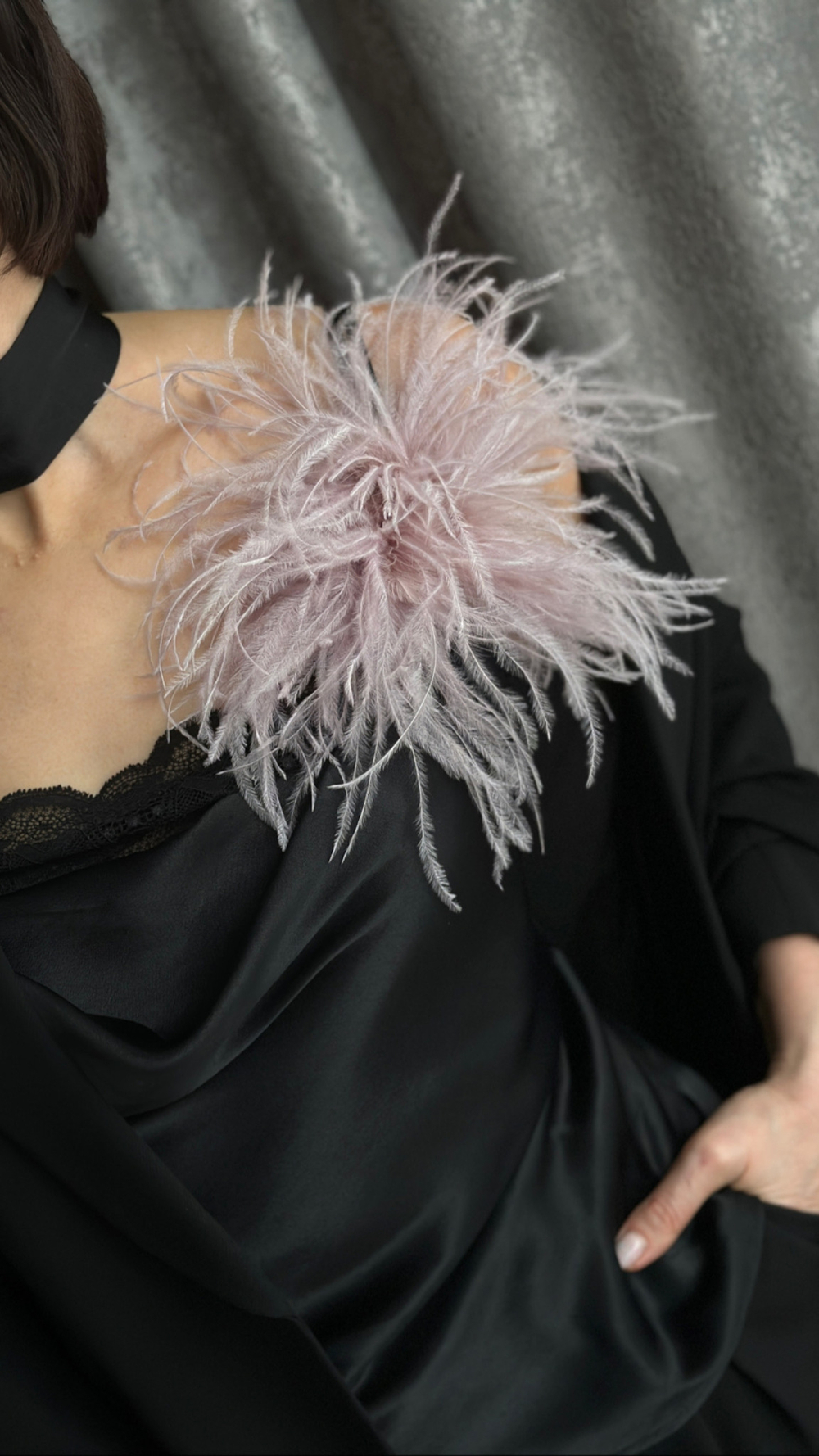 Брошь из набивного пера страуса 25 см, застежка магнит, оттенок холодный сиреневый