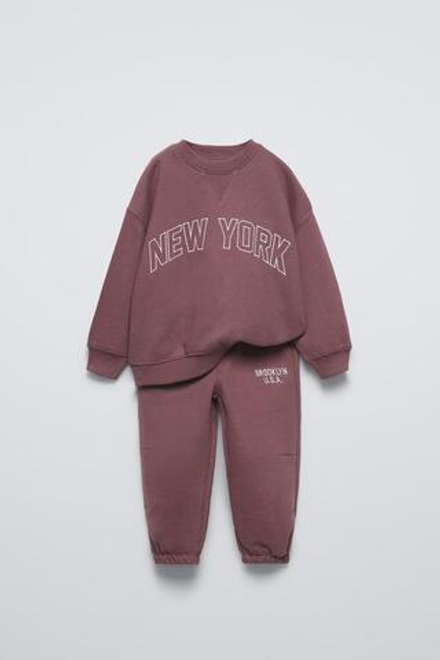 ZARA КОМПЛЕКТ ИЗ ДЖОГГЕРОВ И ТОЛСТОВКИ В СТИЛЕ ПРЕППИ, ЦВЕТ БУРГУНДСКОГО ВИНА