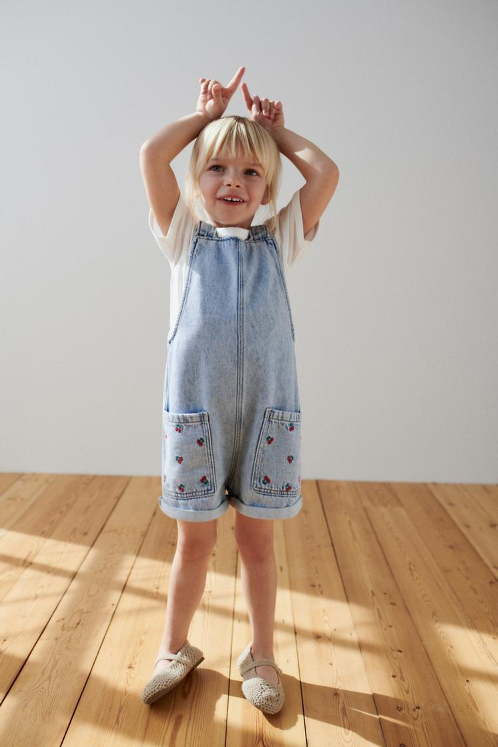 ZARA ДЖИНСОВЫЙ КОМБИНЕЗОН С ВЫШИВКОЙ «ВИШНЯ», ГОЛУБОЙ