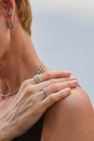 Одно кольцо — три стильных образа. Подборка сетов из украшений SBLESKOM