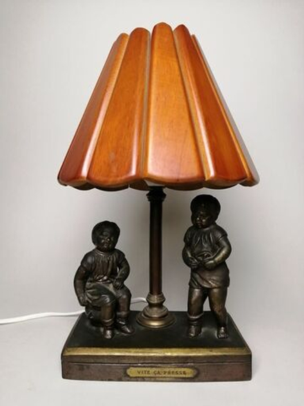Настольная лампа с фигурами детей