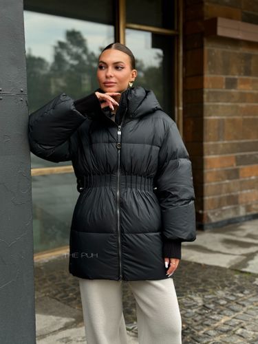 Черный приталенный пуховик с капюшоном